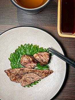 日式烤肉搭配紫蘇葉和蘸料