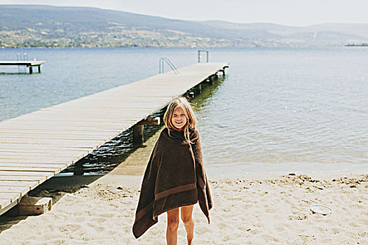 女孩,站立,海滩,边缘,湖,不列颠哥伦比亚省,加拿大