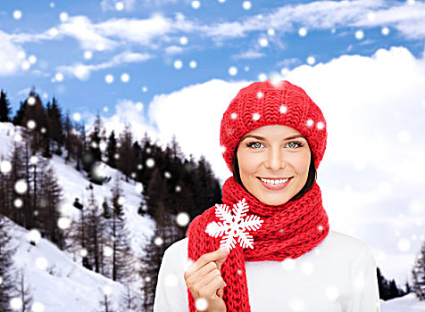 高兴,寒假,旅游,旅行,人,概念,微笑,少妇,红色,帽子,连指手套,拿着,雪花,上方,雪山,背景