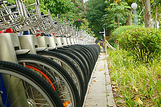 城市人行道公共自行车租赁设施的特写