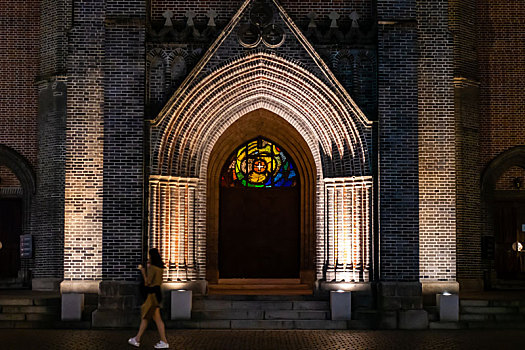 韩国首尔明洞天主教堂正门夜景