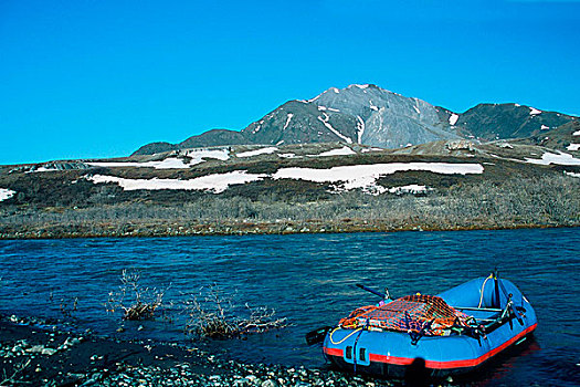 美国,阿拉斯加,北极国家野生动物保护区,布鲁克斯山,筏子,岸边,河