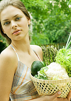 女人,拿着,篮子,满,新鲜,蔬菜