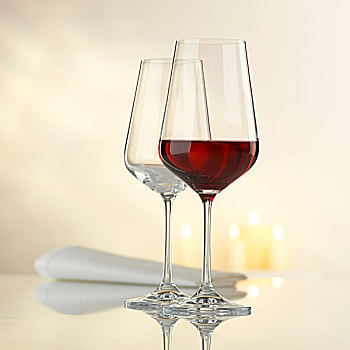 两个,葡萄酒杯,餐巾,蜡烛