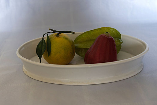 白瓷盘中的热带水果