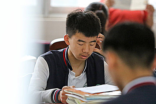 河南省滑县,早晨教室读书准备高考的高三学生