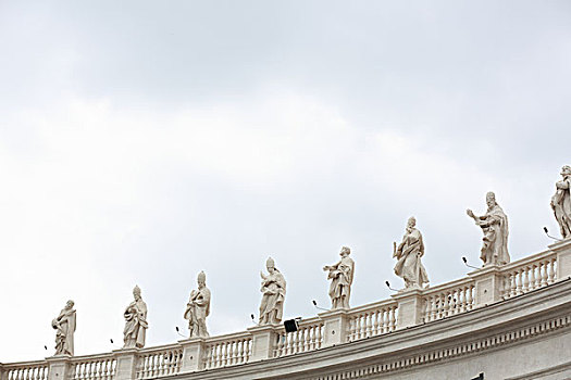 圣彼得大教堂广场廊柱雕像