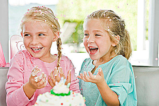 两个女孩,享受,生日派对