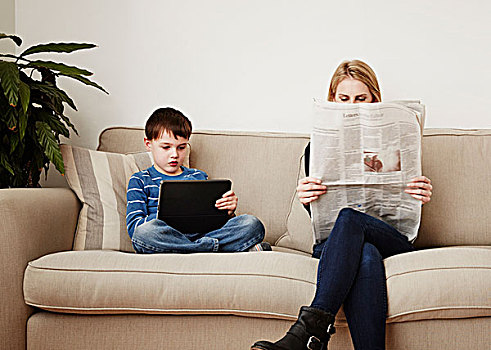 男孩,数码,母亲,读报