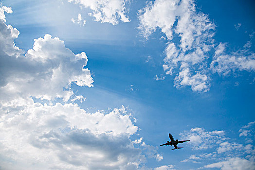 中国国际航空的飞机正降落重庆江北机场