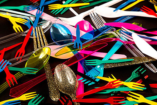 塑料制品,餐具,一次性用品,刀,叉子,勺子,餐食,炸薯条,垃圾,多样,彩色