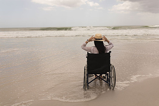 美女,拿着,帽子,坐,轮椅,海滩