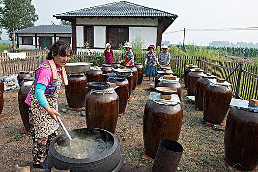 吉林村民自制辣酱场面