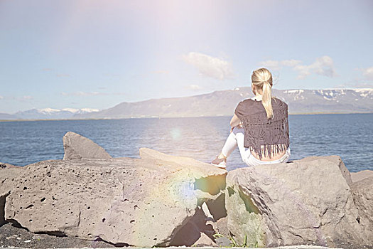 后视图,少女,向外看,风景,山脉,上方,水,雷克雅未克,冰岛