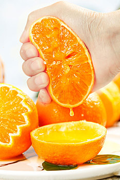 手上捏着爆汁的果冻橙