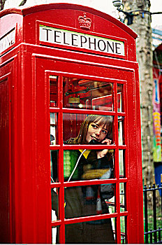 女孩,电话亭,莱斯特广场,伦敦,英格兰