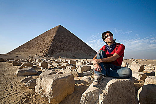 一个,男人,坐,靠近,金字塔,沙漠