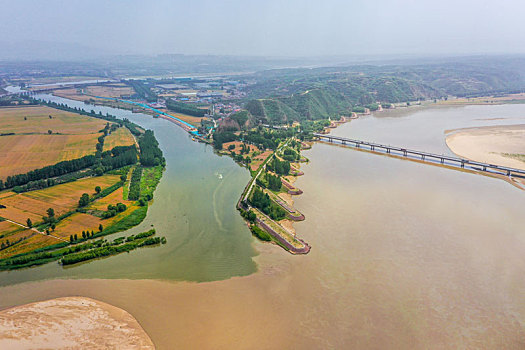 航拍河南巩义河洛汇流景区,黄河与洛河交汇处