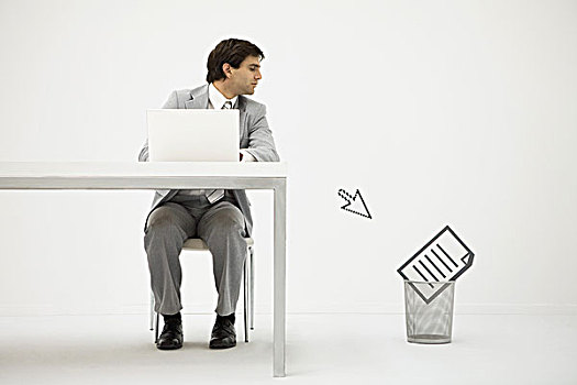 商务人士,坐,书桌,看电脑,光标,指向,文件,垃圾桶