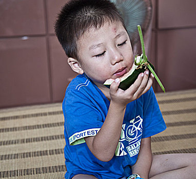 小孩吃西瓜