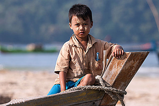 男孩,脸,坐,船首,渔船,渔村,若开邦,缅甸,亚洲