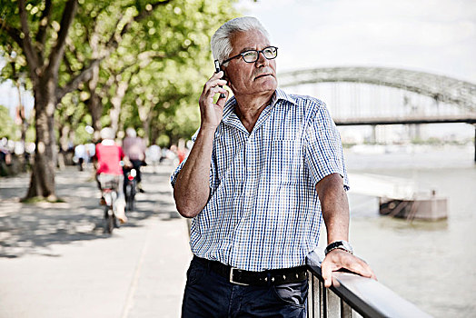 老人,智能手机,莱茵河,堤岸,散步场所,正面,霍恩佐伦大桥,科隆,北莱茵威斯特伐利亚,德国,欧洲