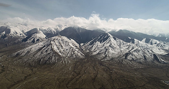 新疆巴里坤,谷雨雪后天山美