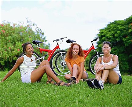 肖像,三个女人,年轻,坐,草,正面,自行车,百慕大