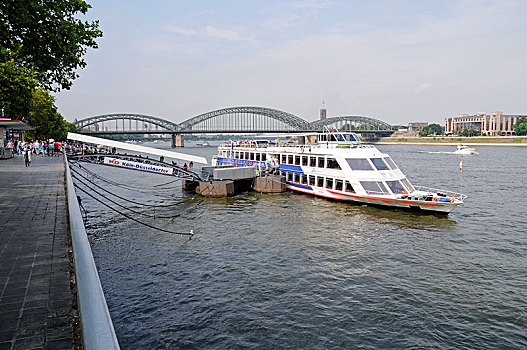 游船,码头,堤岸,莱茵河,河,霍恩佐伦大桥,科隆,莱茵兰,北莱茵威斯特伐利亚,德国,欧洲