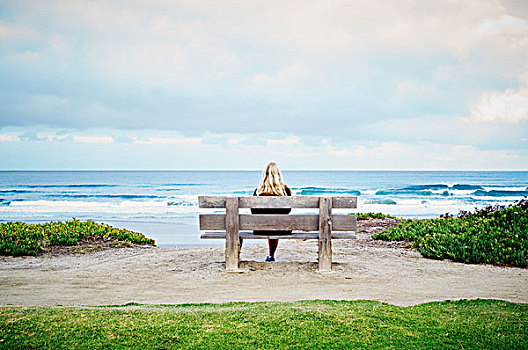 后视图,金发,坐,女人,海滩,海洋