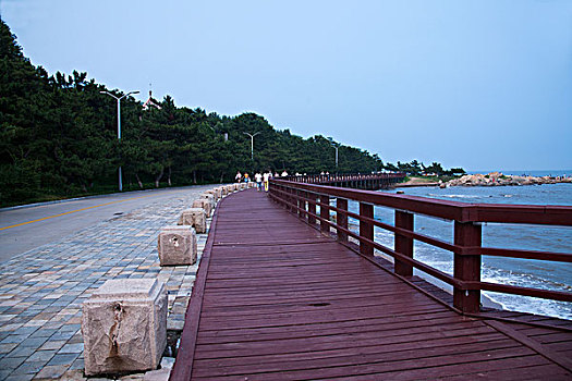 河北省秦皇岛北戴河海滨浴场沿海人行栈道