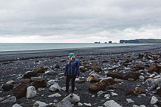 中年,女人,站立,岩石,海岸线,看别处,冰岛