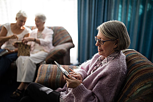 老年,女人,数码,坐,扶手椅,老年之家