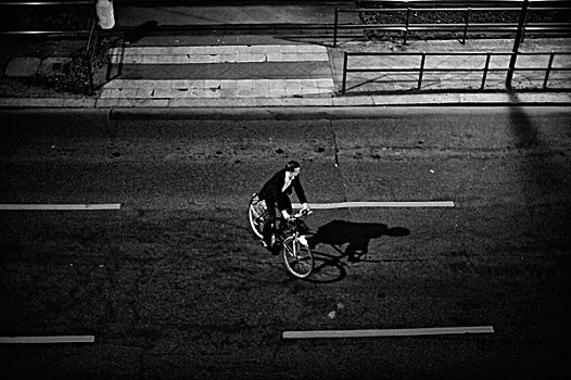 男人,自行车,穿过,街道