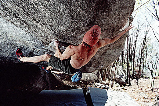 石头,攀登者,防护,垫子,洞穴,漂石,男人,运动,运动员,爱好,活动,登山,自由攀登,肌肉,体力,力量,努力