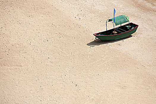 沙滩上的旧木船