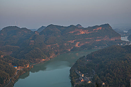 山,丹霞,河流,蓝天,黄昏,大气,田野,水电站,村庄,驴友,旅行,地质公园,丹霞地貌,绿色,灌木,树,草,水潭,素材,平面设计