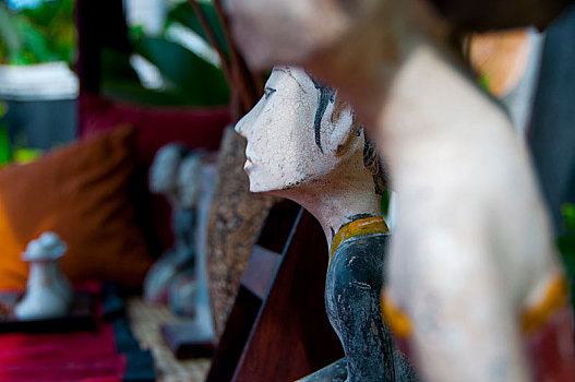 印尼峇里岛传统工艺雕像木雕与石雕