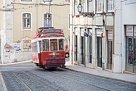 老,红色电车,街上,里斯本,葡萄牙