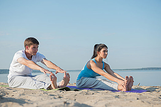 年轻,情侣,练习,瑜珈,海滩