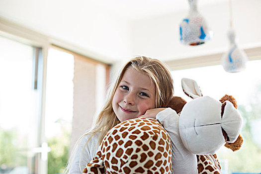 可爱,女孩,搂抱,长颈鹿,玩具,在家