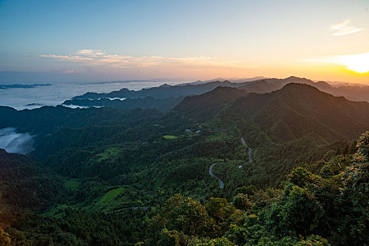 湖南湘西山间的云雾