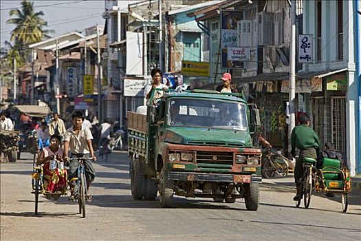 缅甸,若开邦,热闹街道,场景,自行车,出租车,物美价廉,流行,交通工具