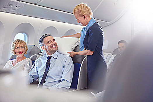 微笑,空乘人员,调整,枕头,商务人士,第一,飞机