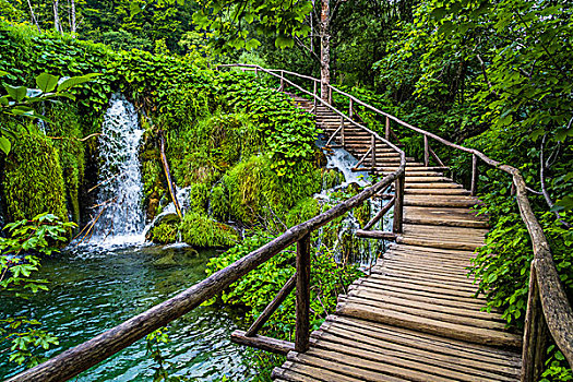 木质,步行桥,穿过,上方,瀑布,十六湖国家公园,克罗地亚