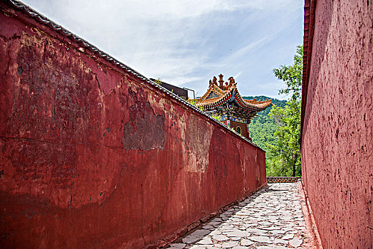 山西忻州市五台山寺院红墙间的小路