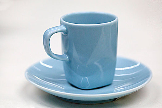 一套蓝色的陶瓷茶杯和茶碟