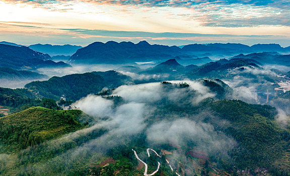 重庆酉阳,秋后山岚扮靓乡村