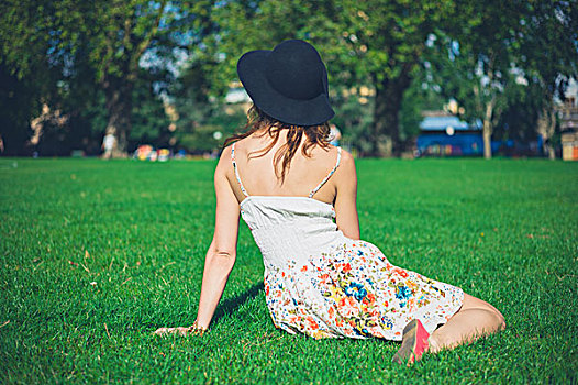 美女,戴着,帽子,连衣裙,坐,草,公园,晴朗,夏天