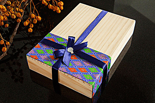 华人的节日,一家人团圆过中秋节,绑上缎带精致的原木礼盒